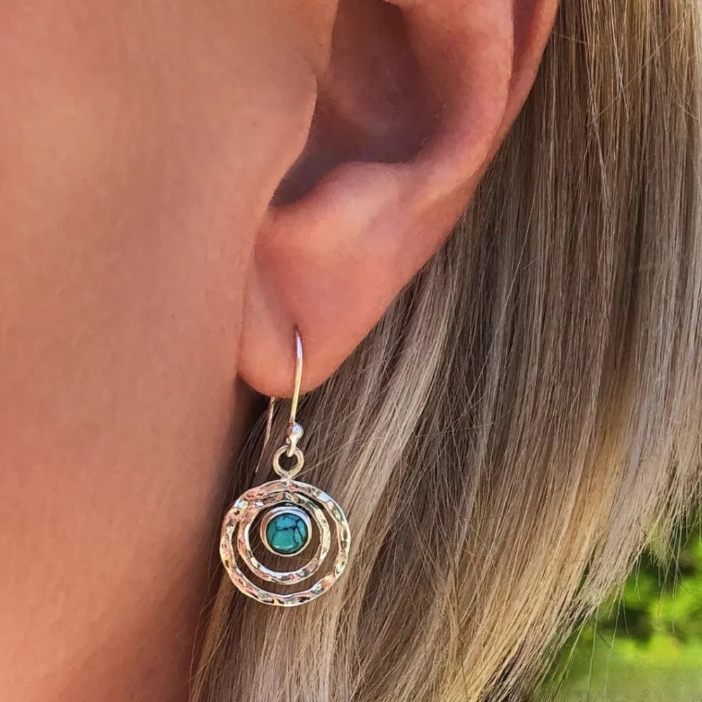 Orecchini Boho Saturno con pietra turchese in argento e oro