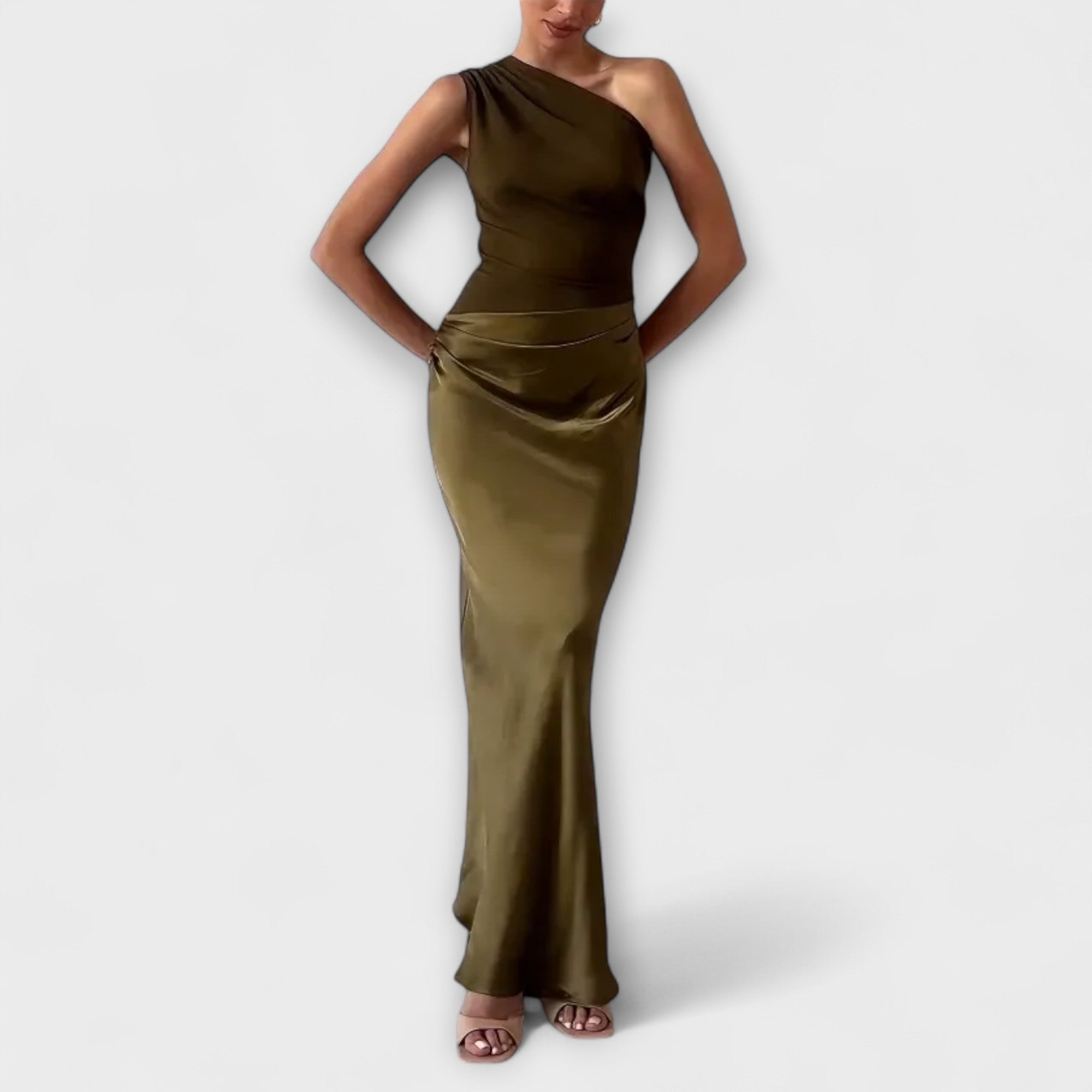 Elegante abito maxi a spalla unica con pieghe