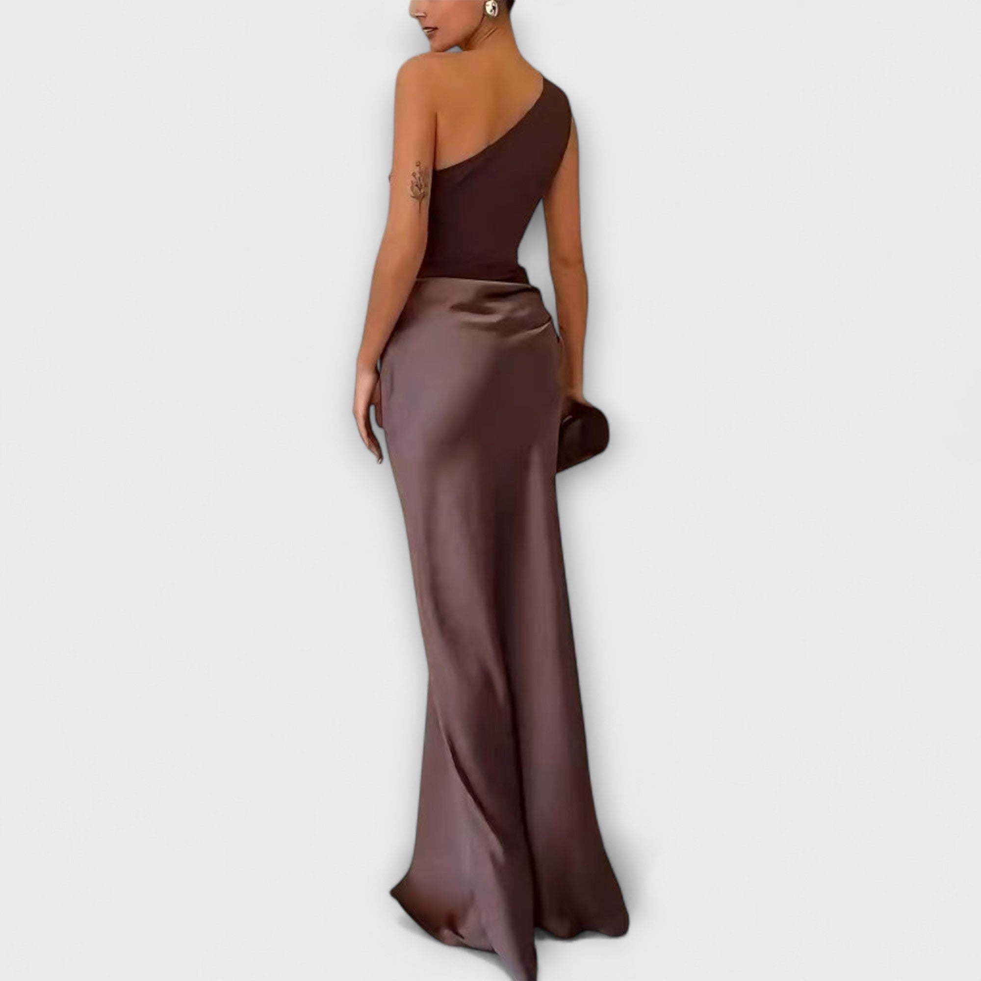 Elegante abito maxi a spalla unica con pieghe