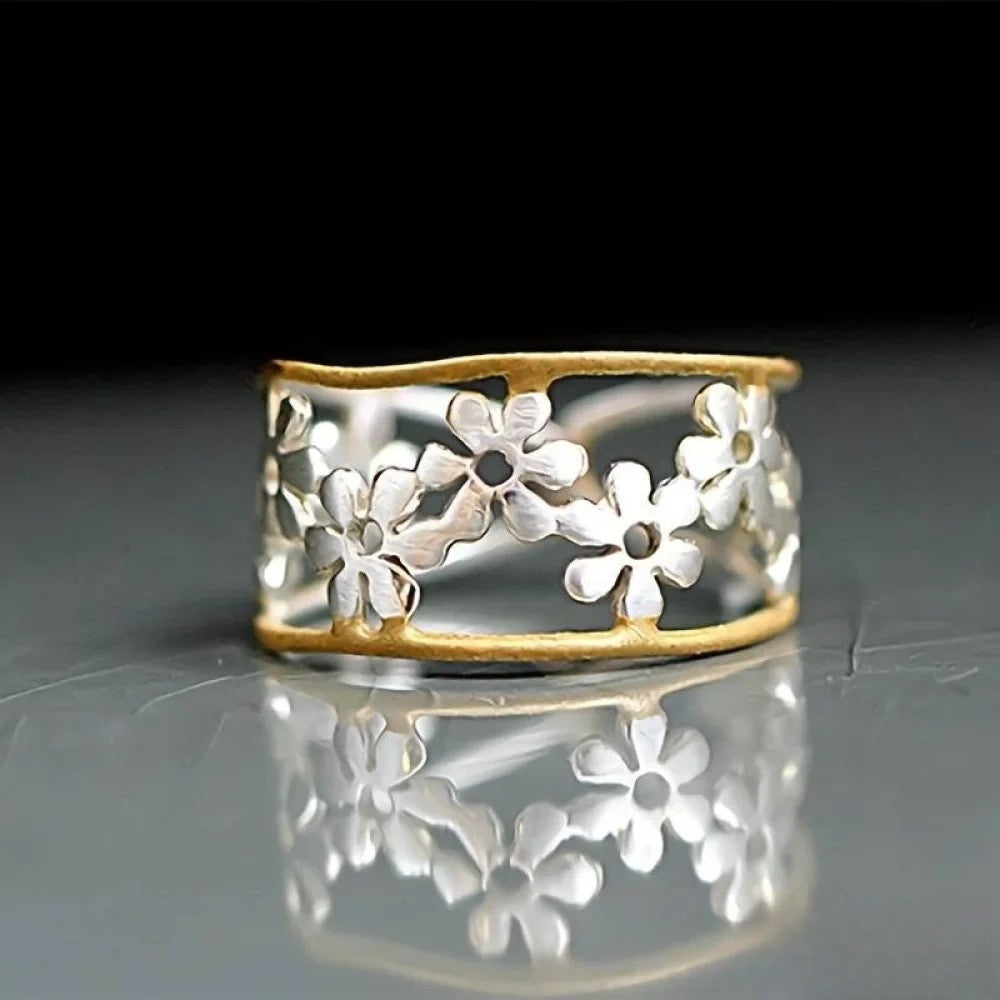 Anello floreale irregolare con motivo cavo