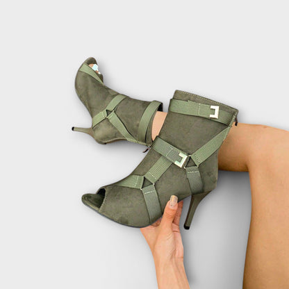 Eleganti sandali con tacco e apertura per le dita