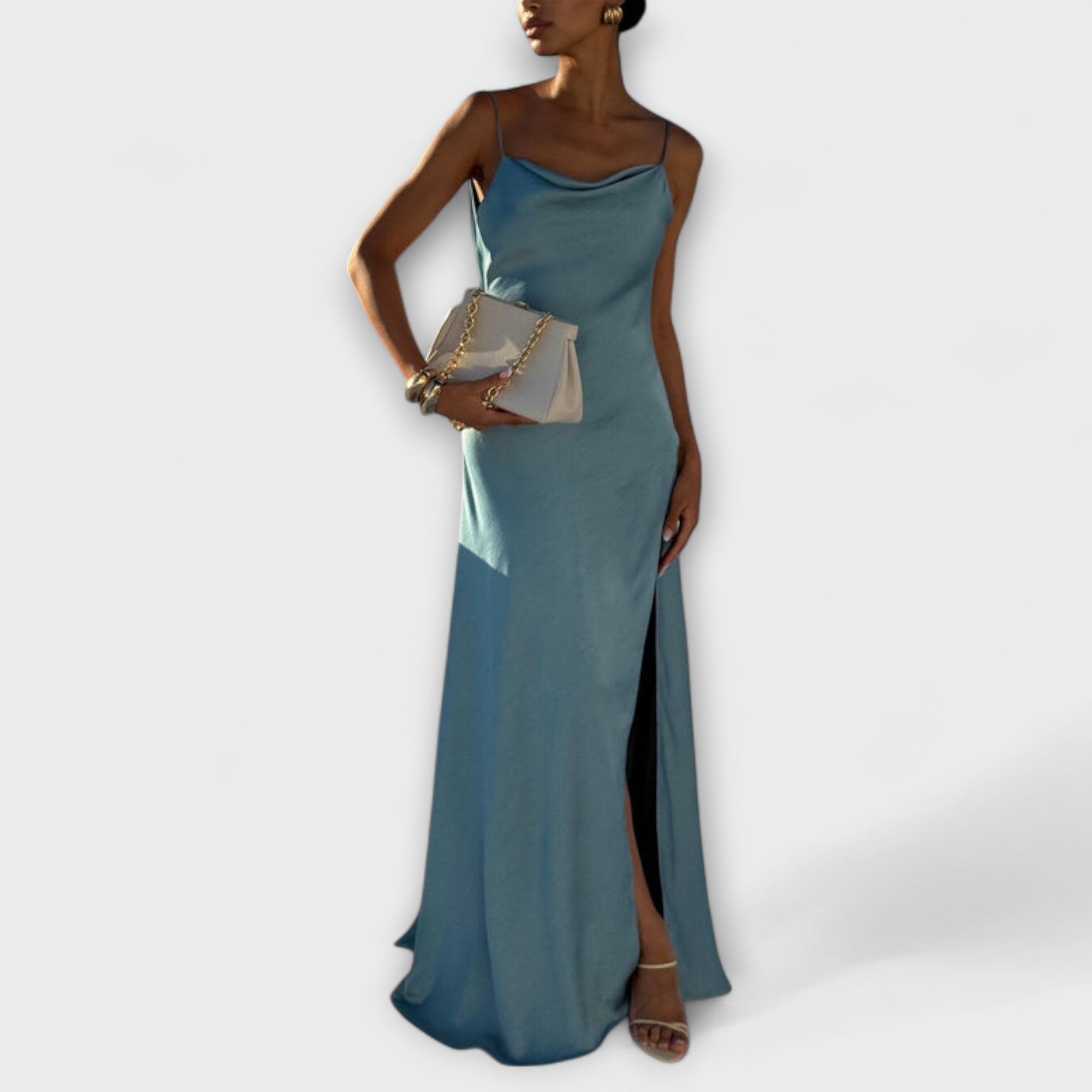 Hallie - Elegante abito lungo in satin con spacco alto