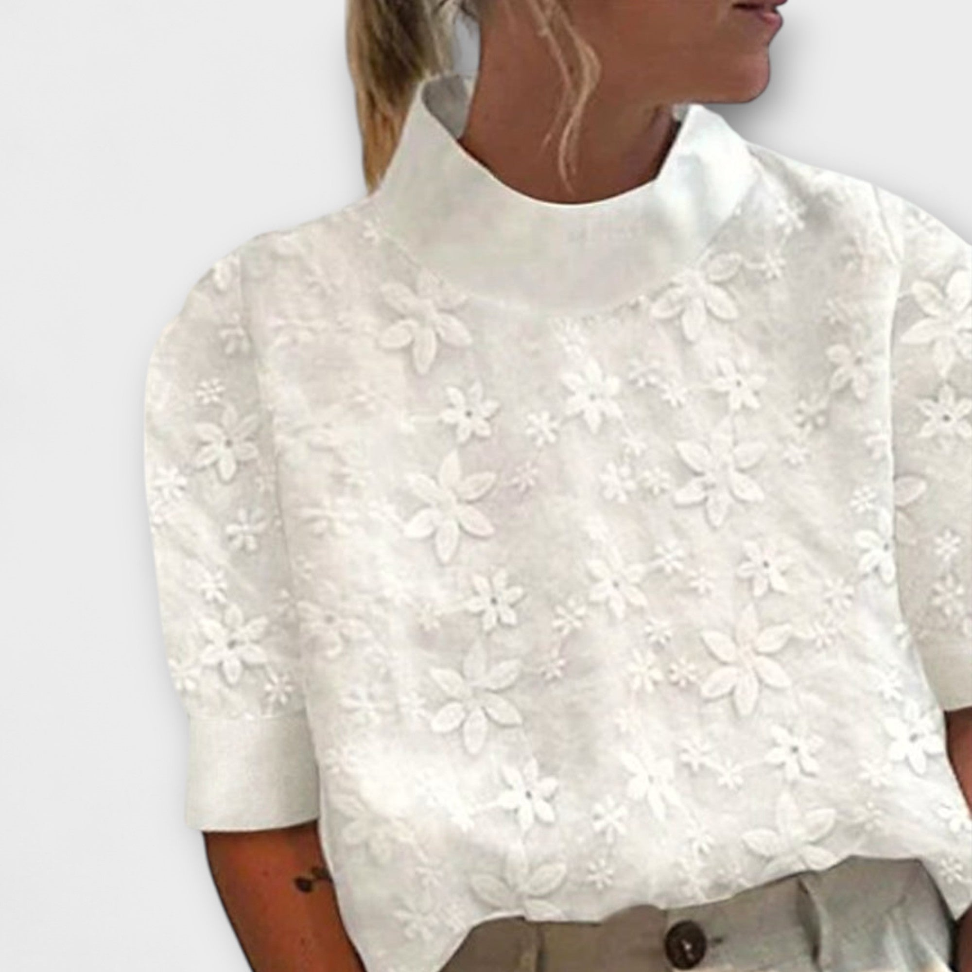 Blusa con colletto alto ricamato e semplice