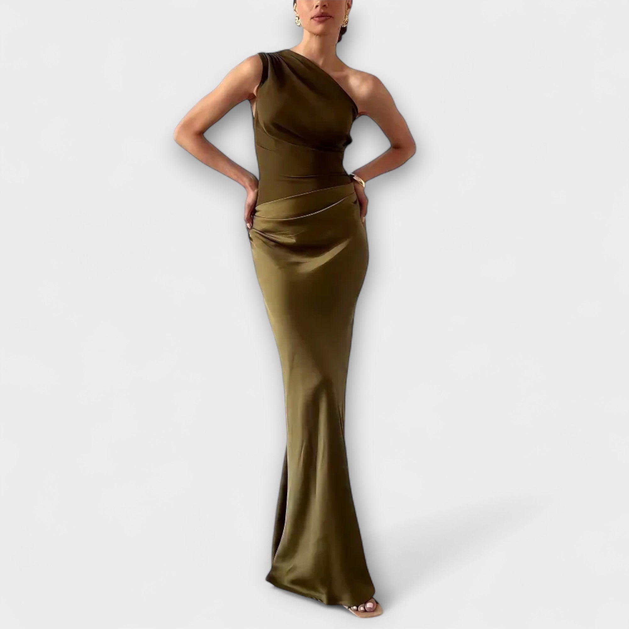 Elegante abito maxi a spalla unica con pieghe