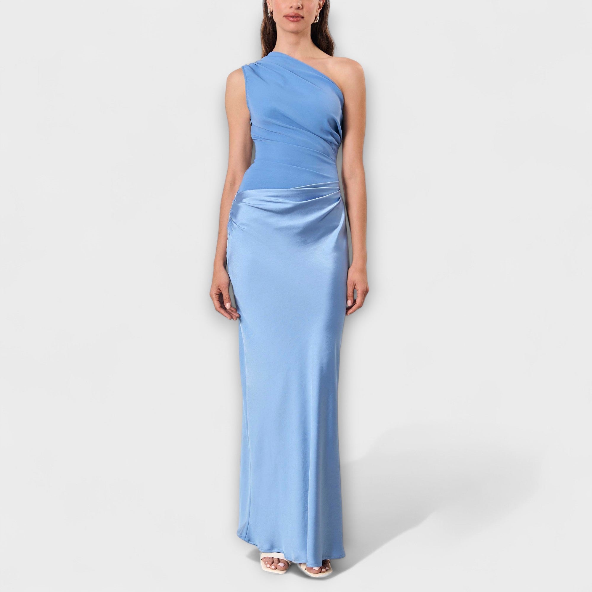 Elegante abito maxi a spalla unica con pieghe
