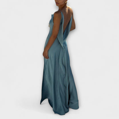 Hallie - Elegante abito lungo in satin con spacco alto