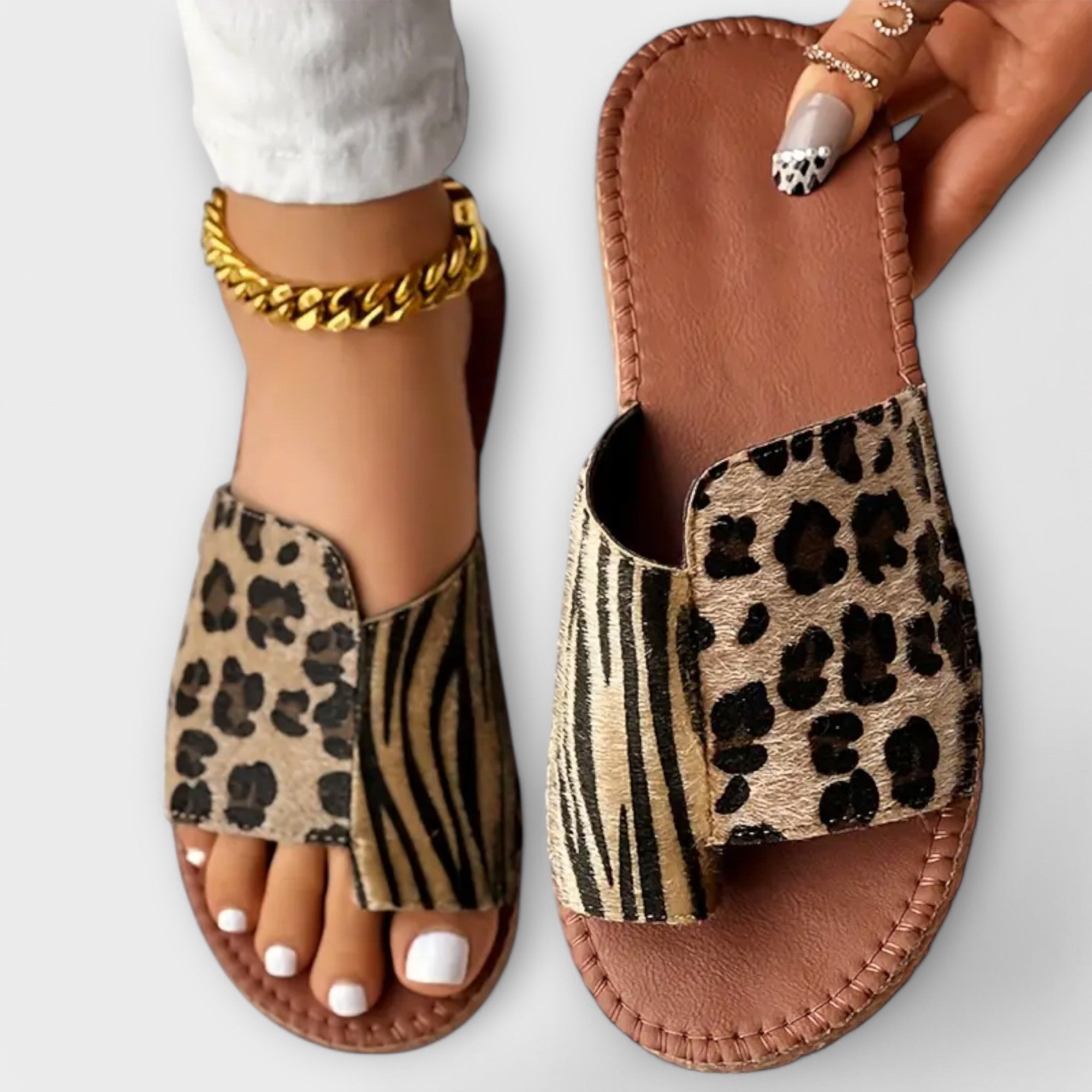 Eleganti ciabatte bicolore con motivo leopardato