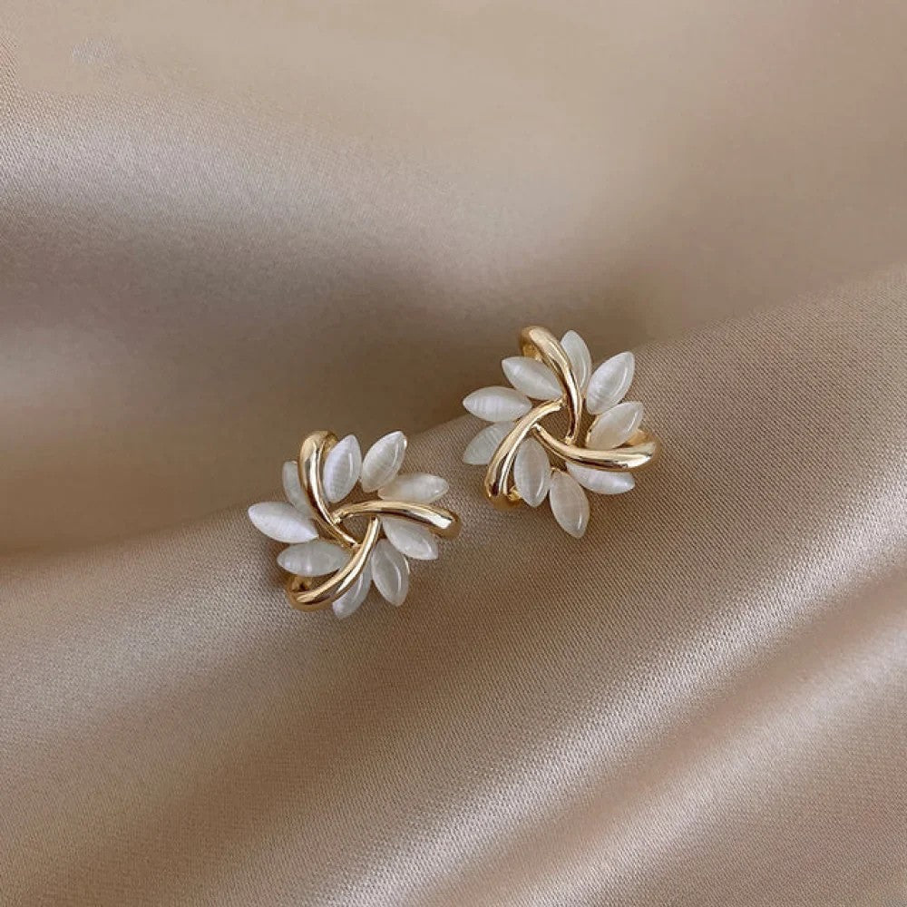 Orecchini d'oro eleganti con squisite motivi floreali in opale
