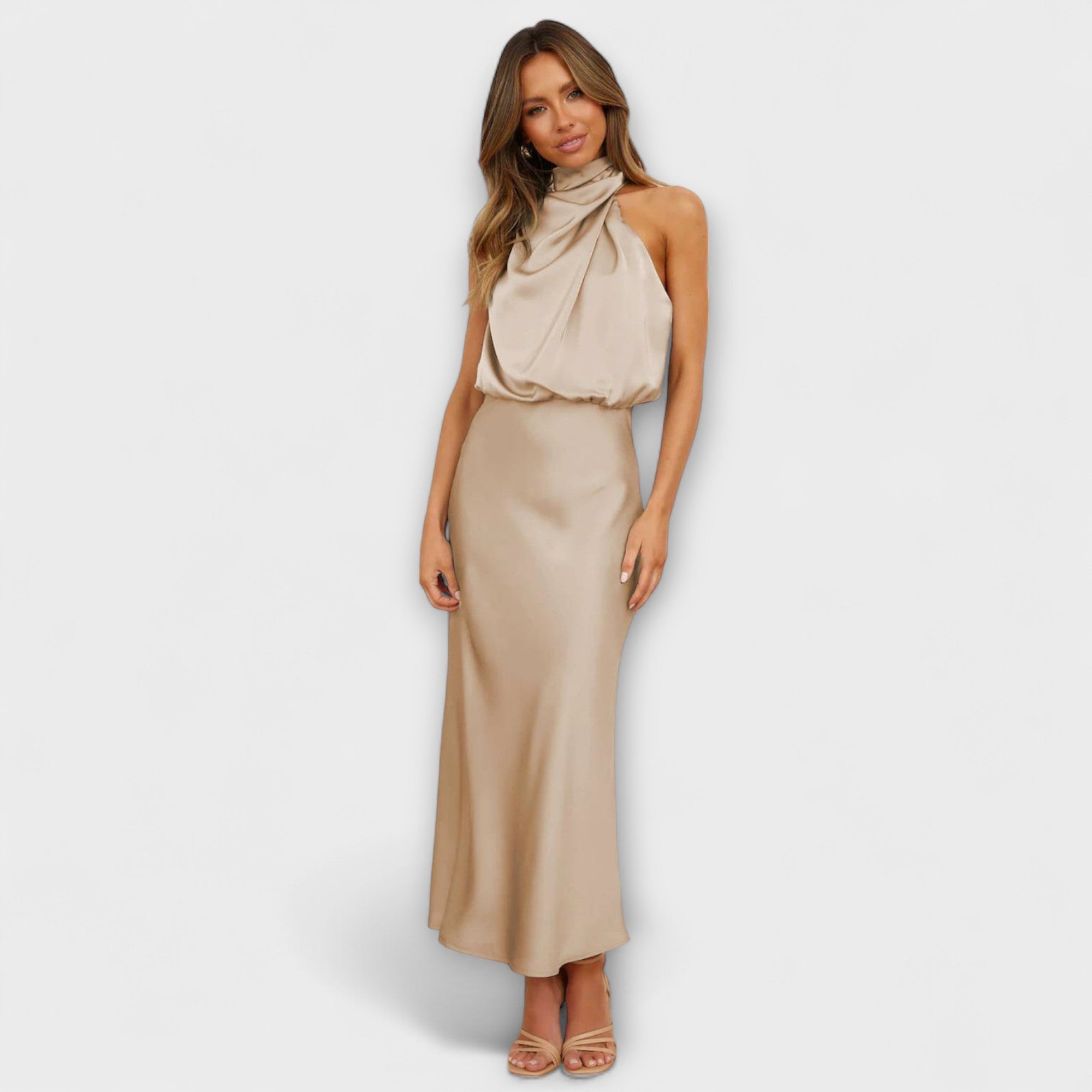 Elegante abito maxi con scollo all'americana in giallo estivo