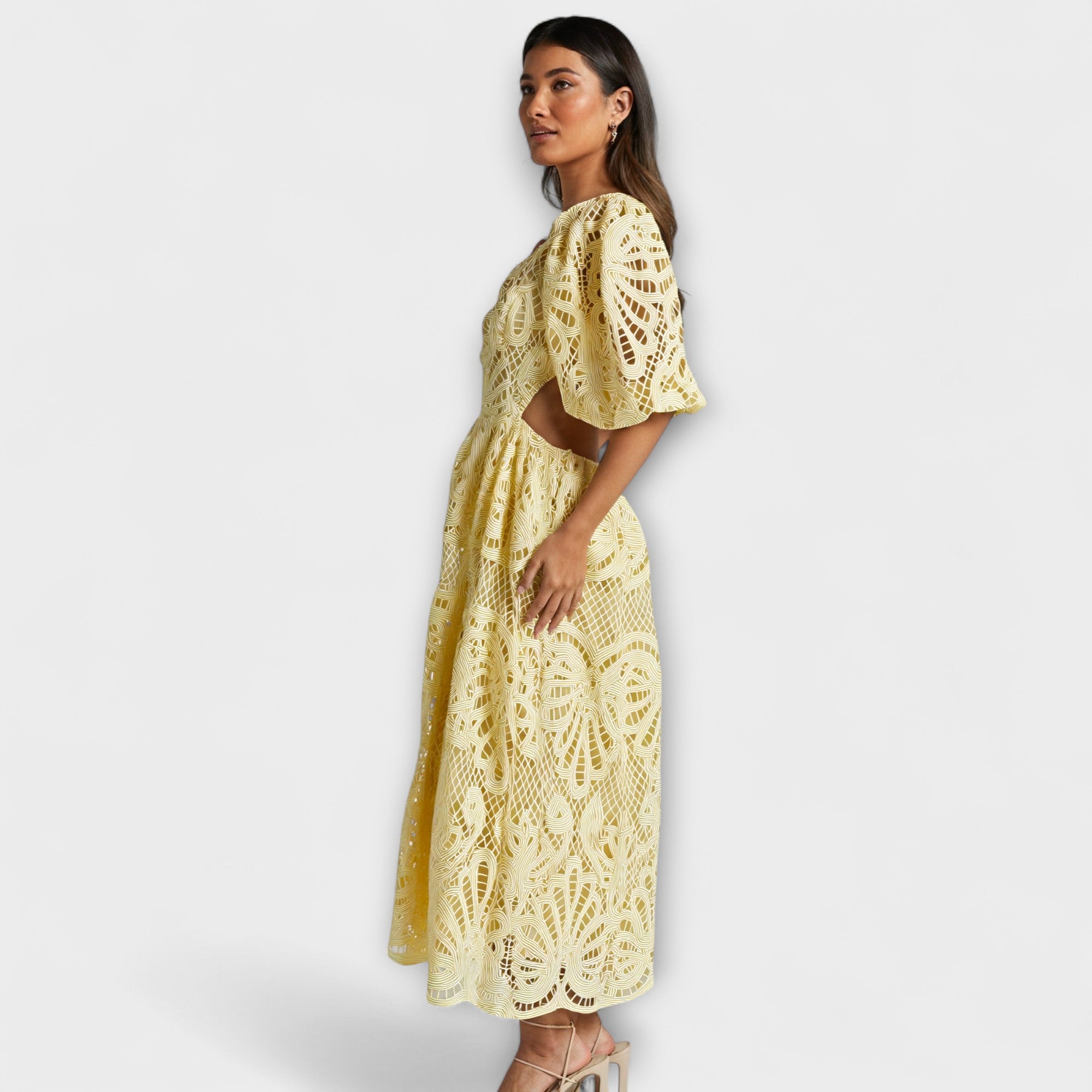 Abito elegante con dettagli delicati