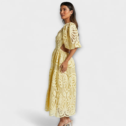 Abito elegante con dettagli delicati
