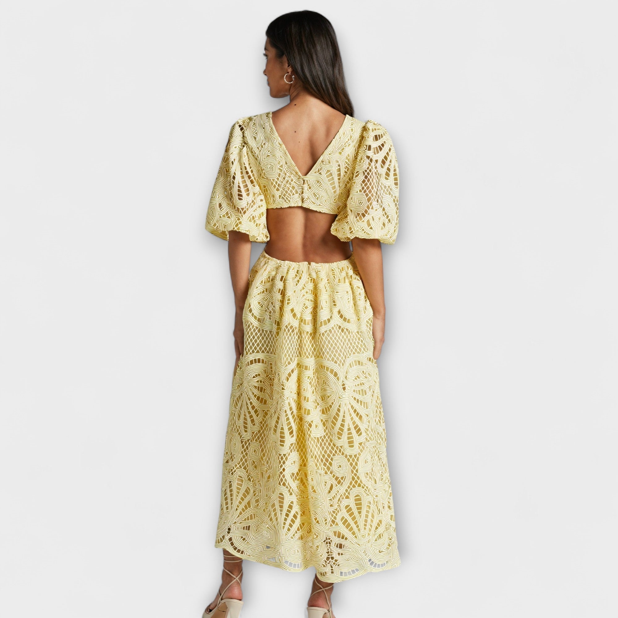 Abito elegante con dettagli delicati