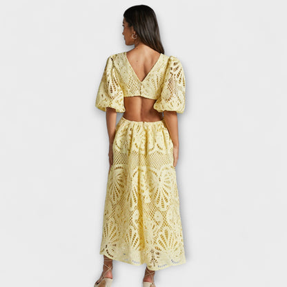 Abito elegante con dettagli delicati