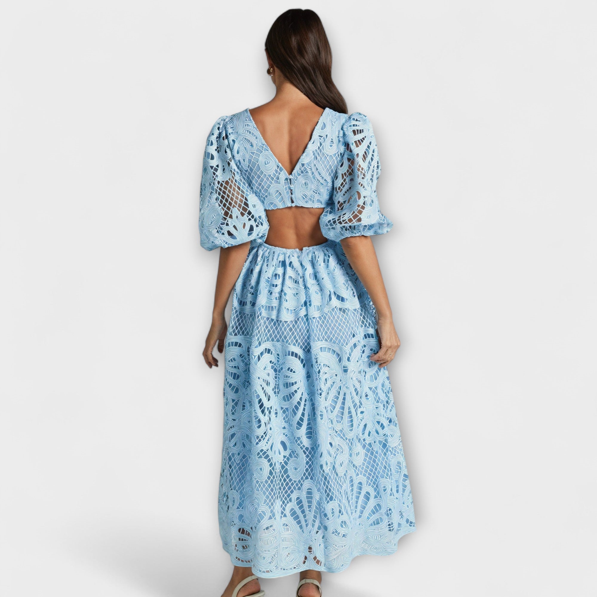 Abito elegante con dettagli delicati