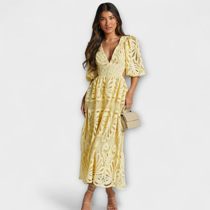 Abito elegante con dettagli delicati