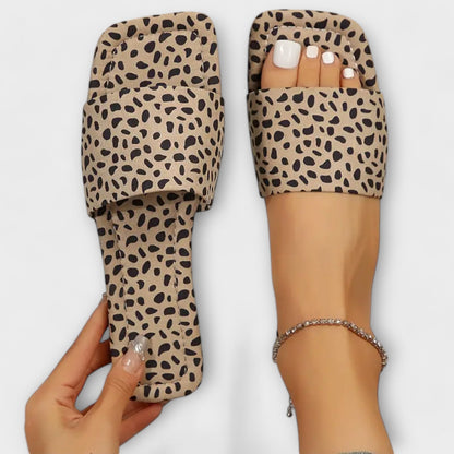Pantofole piatte con motivo leopardato