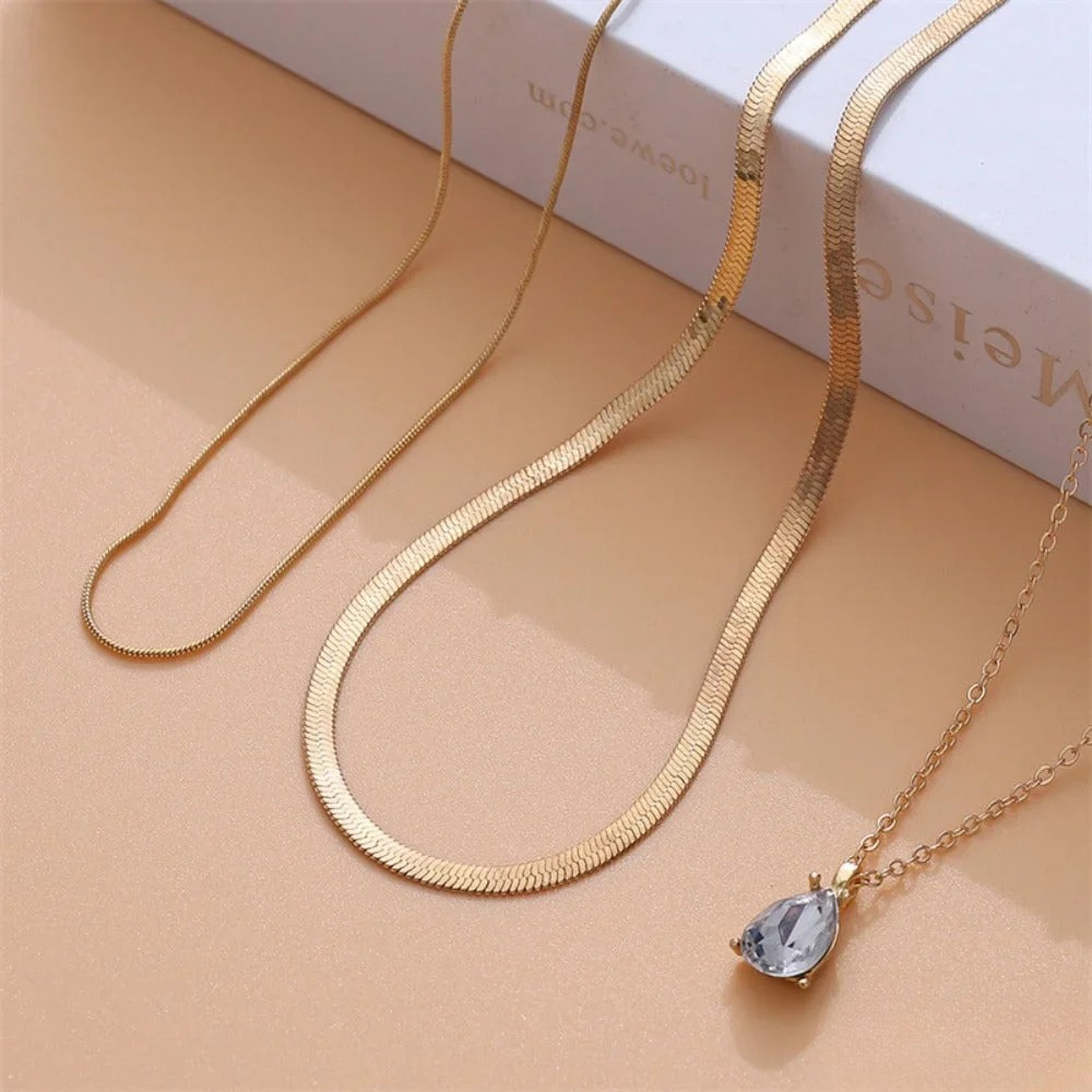 Collana a strati con pendente in zirconia color oro