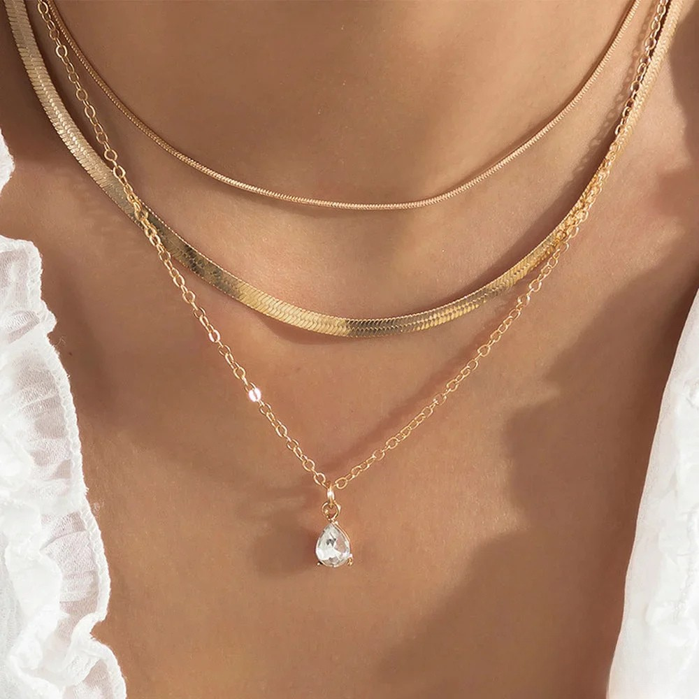 Collana a strati con pendente in zirconia color oro
