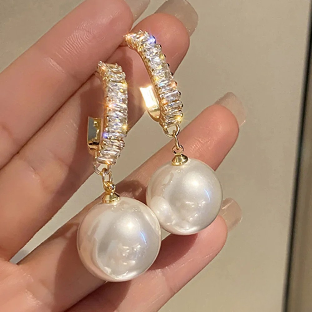 Orecchini eleganti con perle e zirconia
