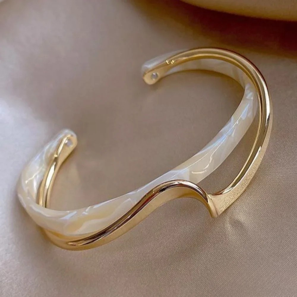 Elegante Bracciale Dorato con Opale Bianco