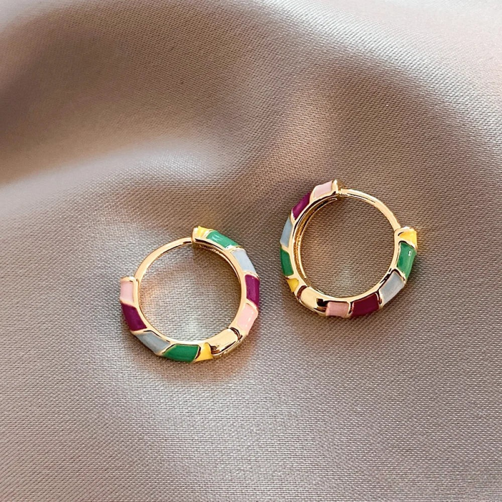 Orecchini d'oro eleganti con smalto colorato