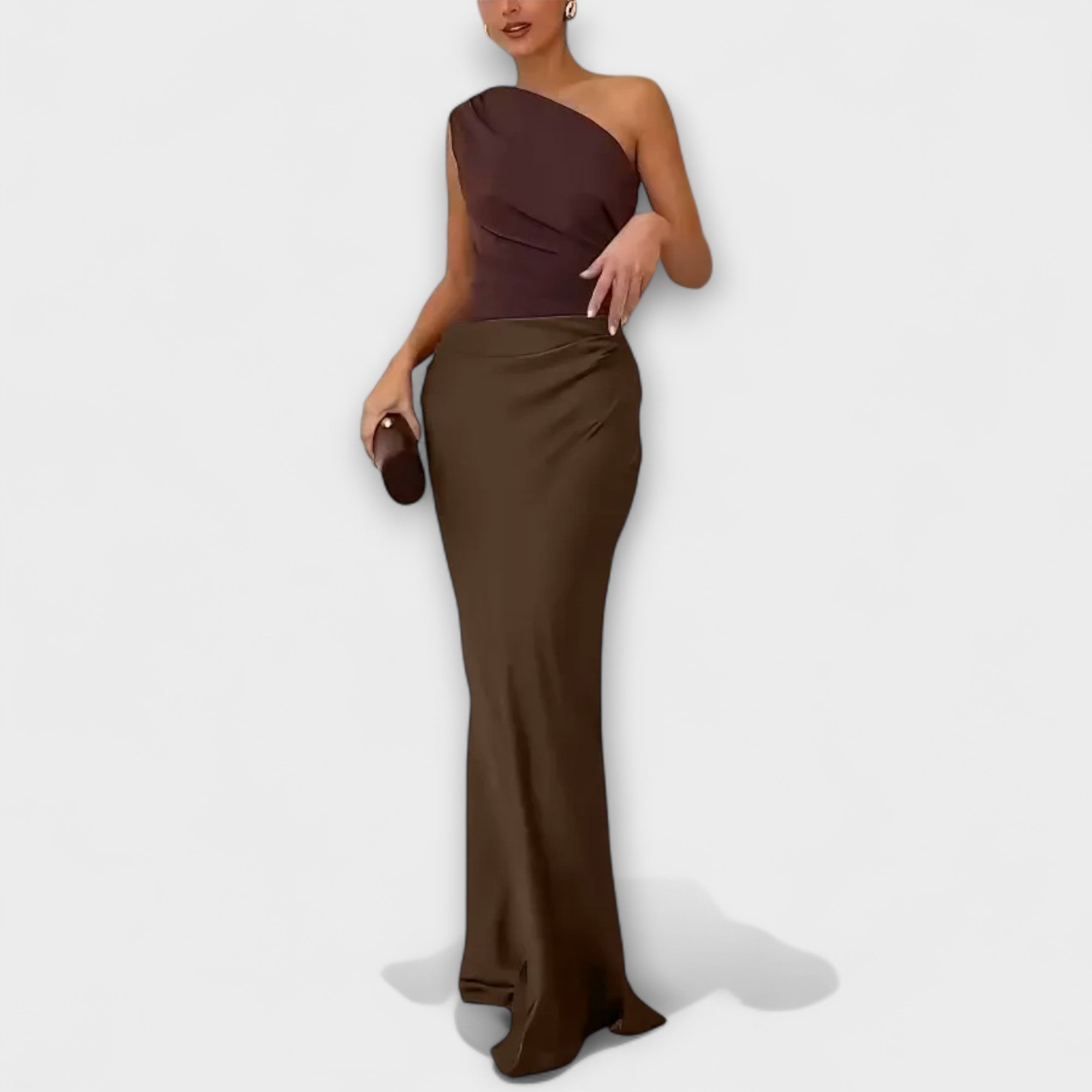 Elegante abito maxi a spalla unica con pieghe