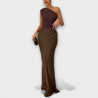 Elegante abito maxi a spalla unica con pieghe