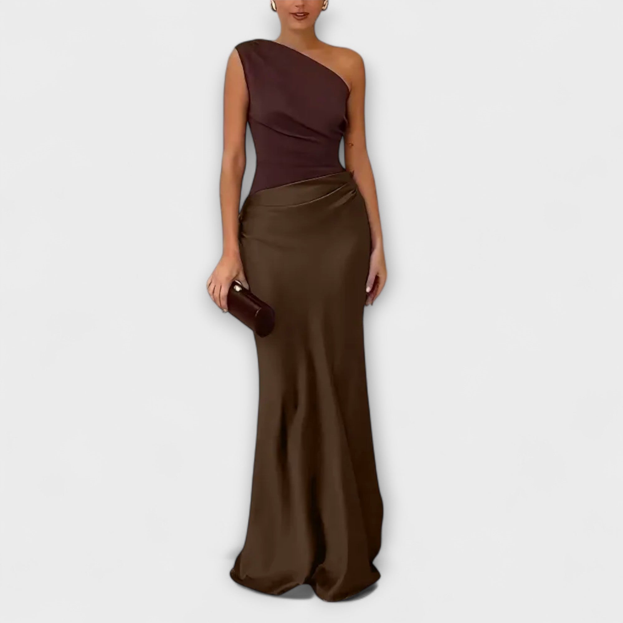 Elegante abito maxi a spalla unica con pieghe