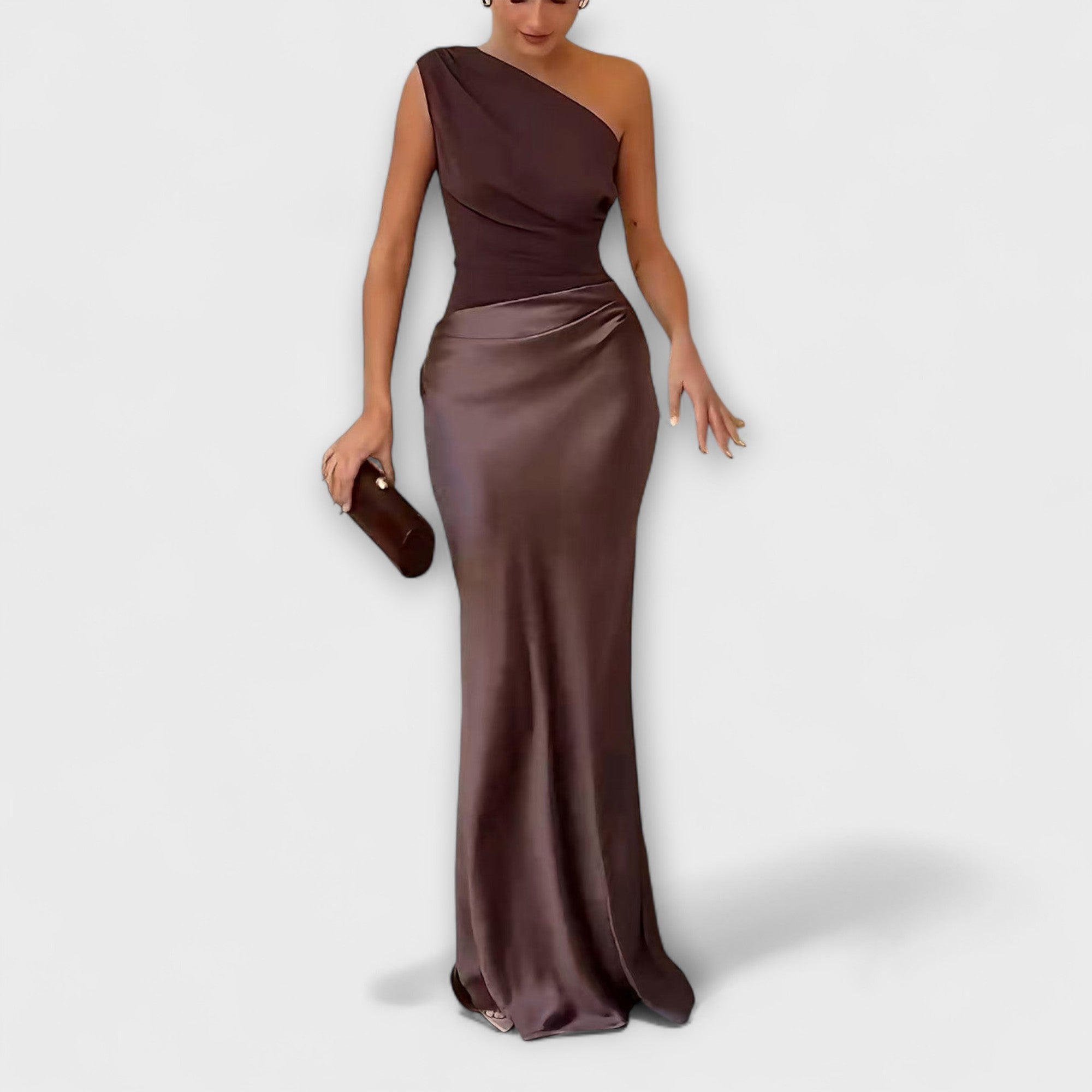Elegante abito maxi a spalla unica con pieghe