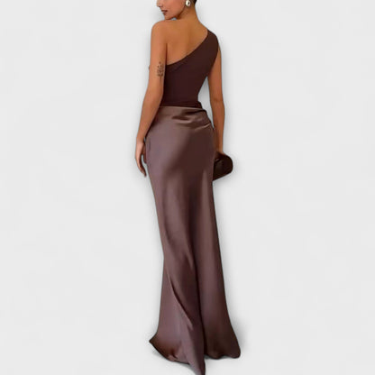 Elegante abito maxi a spalla unica con pieghe
