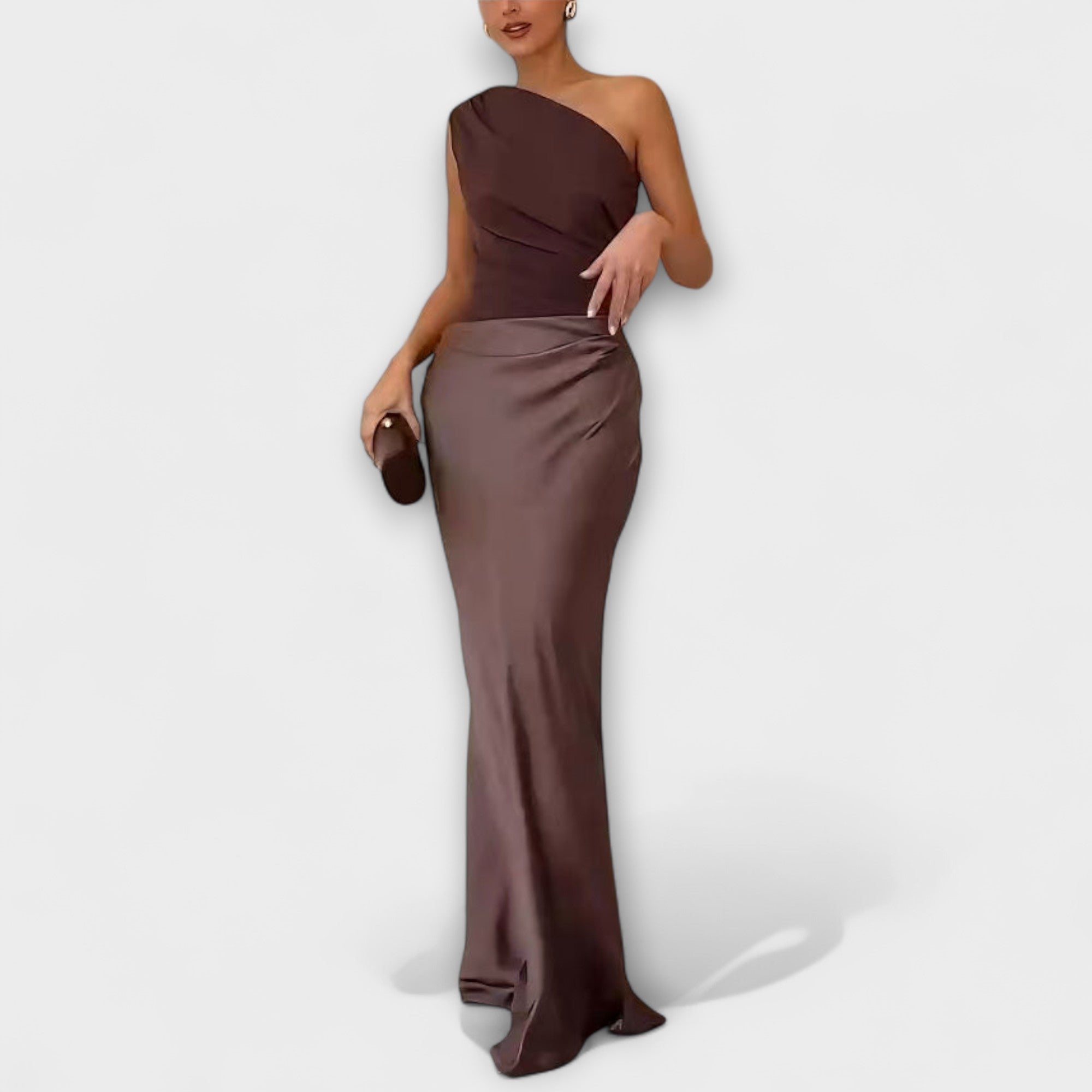 Elegante abito maxi a spalla unica con pieghe