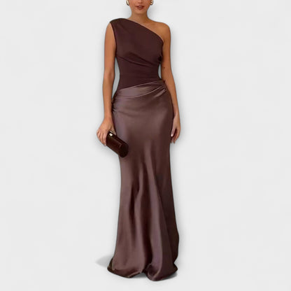 Elegante abito maxi a spalla unica con pieghe