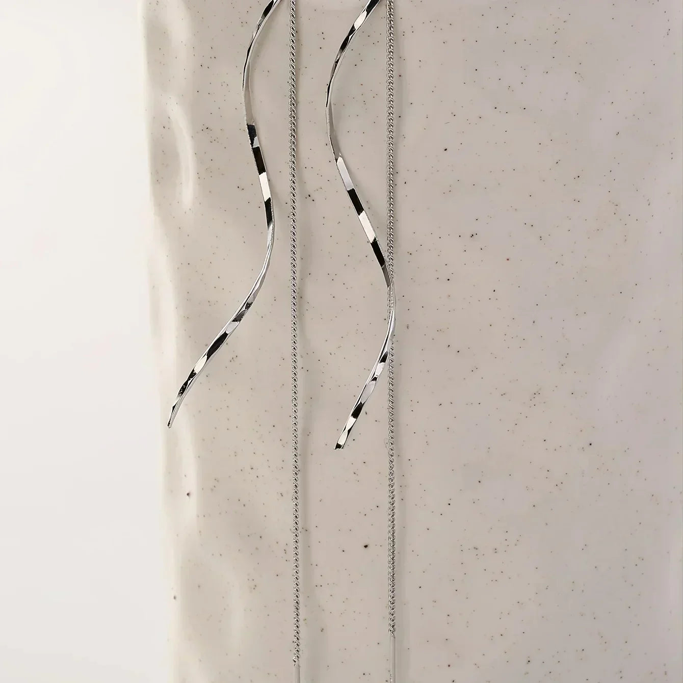 Orecchini Lunga con Design Ondulato