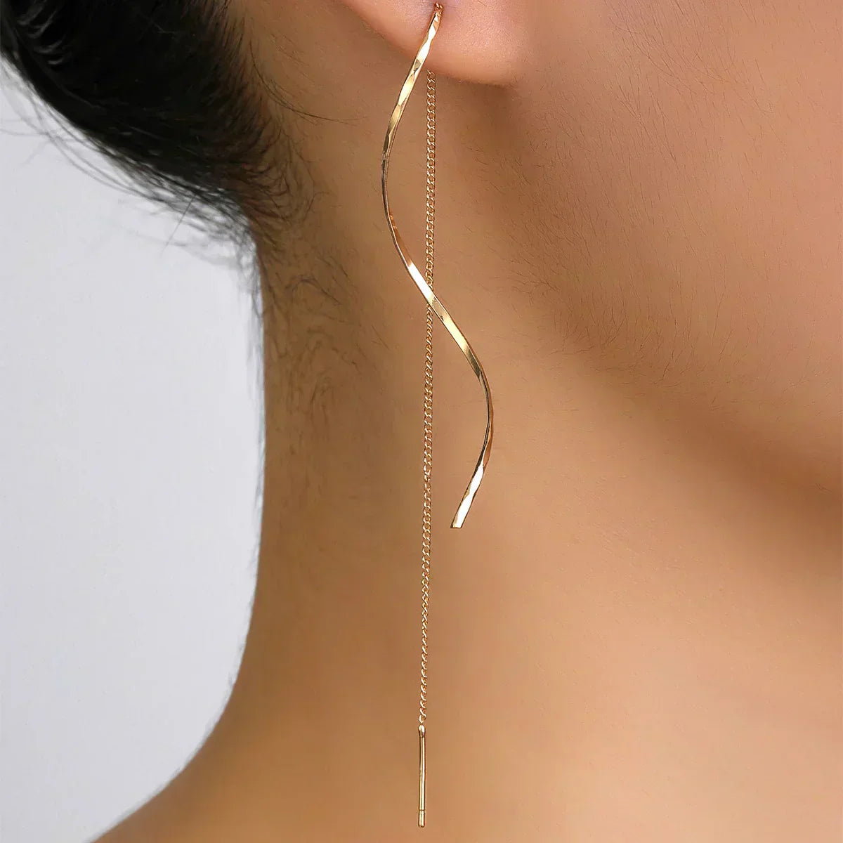 Orecchini Lunga con Design Ondulato