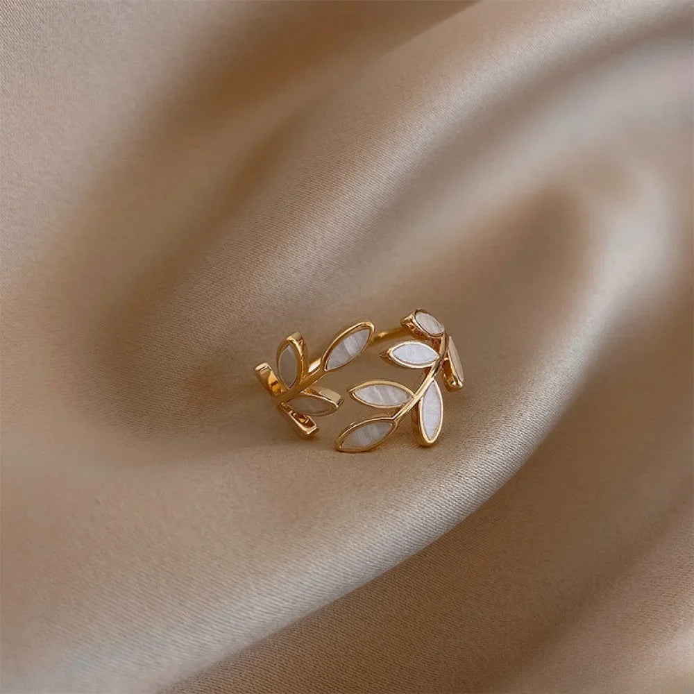 Anello regolabile in oro con foglia di opale bianco