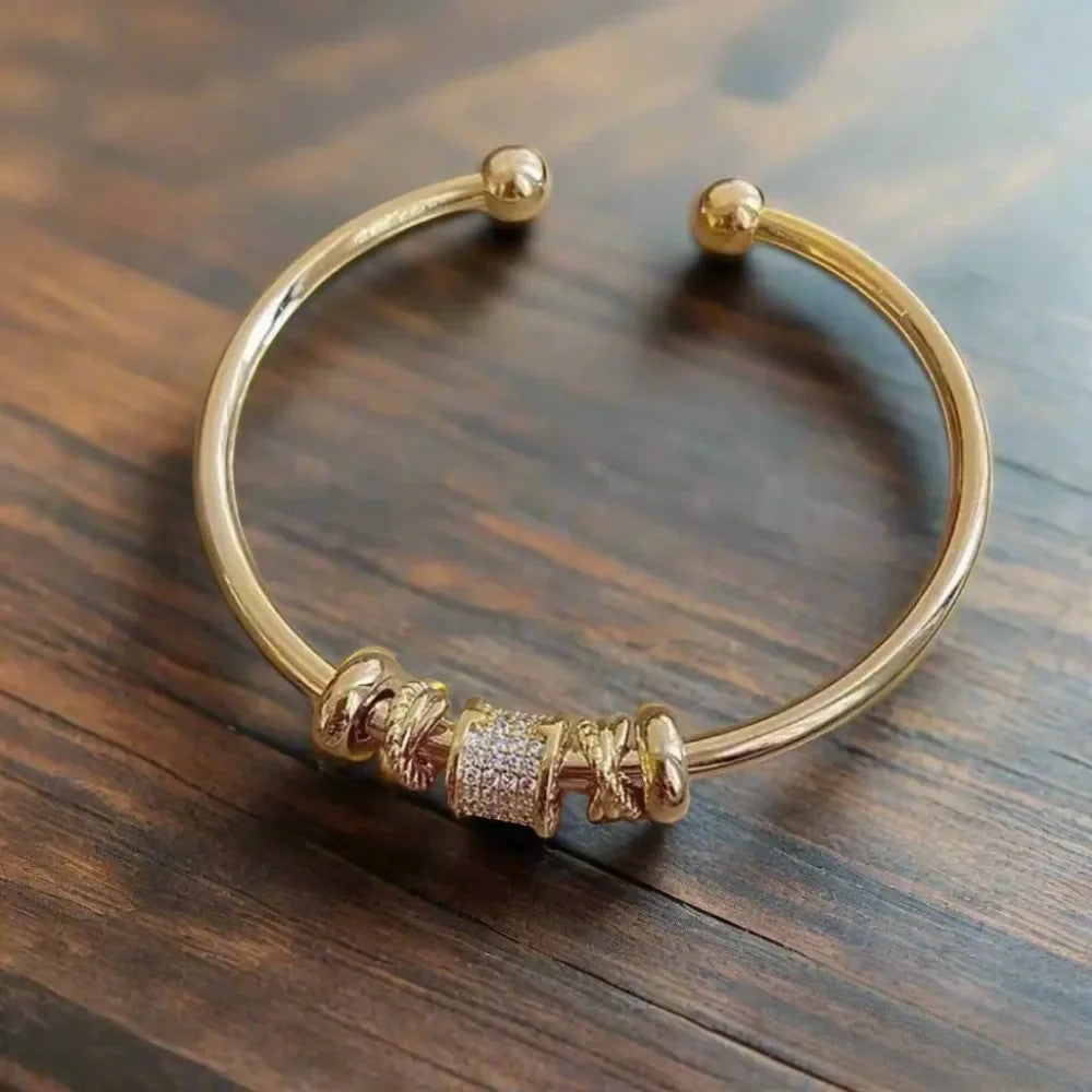 Bracciale regolabile con pendenti dorati