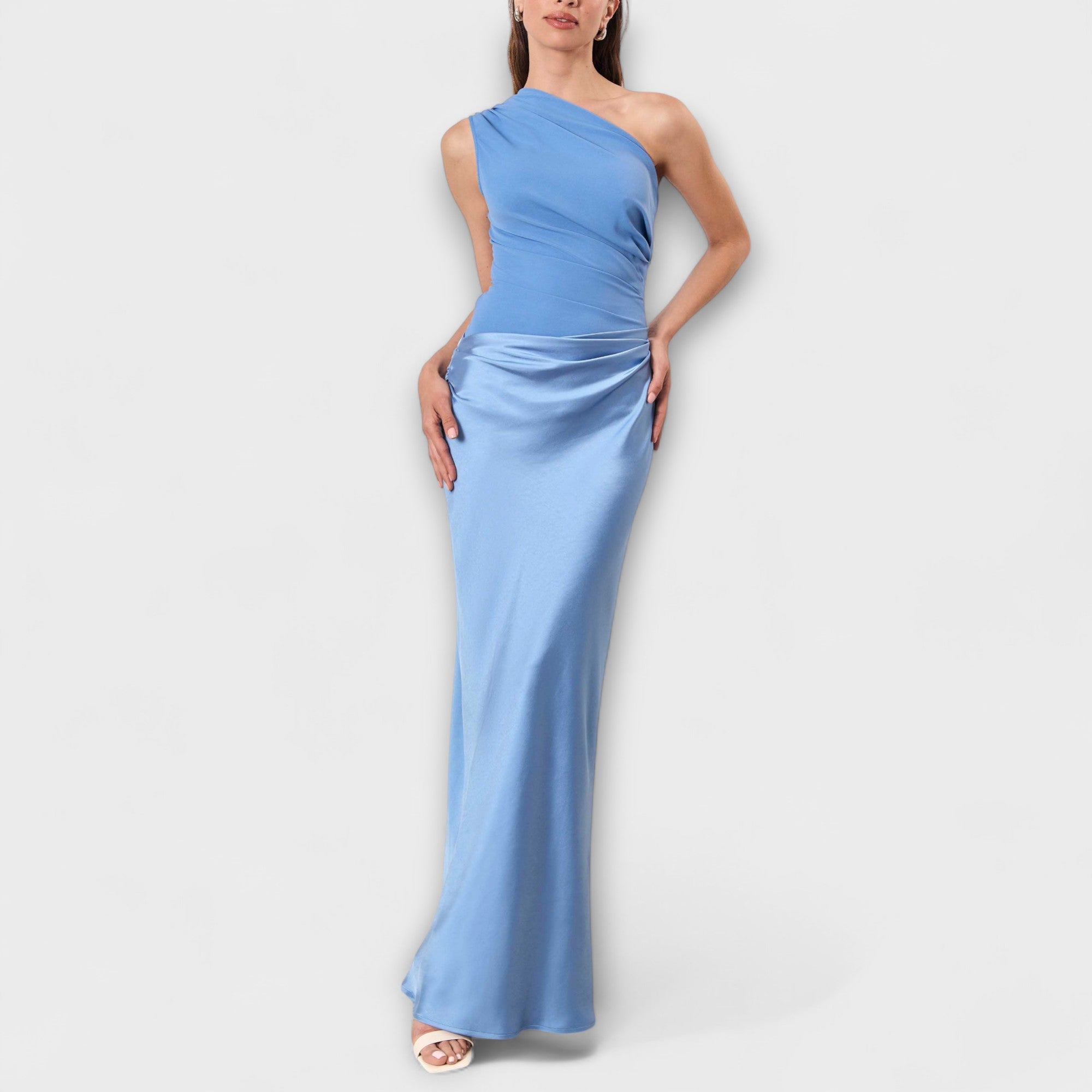 Elegante abito maxi a spalla unica con pieghe