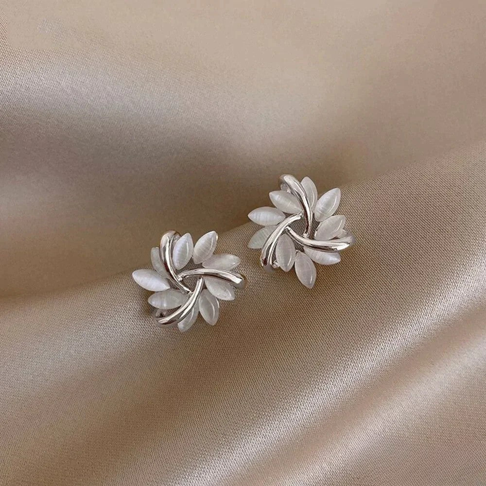 Orecchini d'oro eleganti con squisite motivi floreali in opale