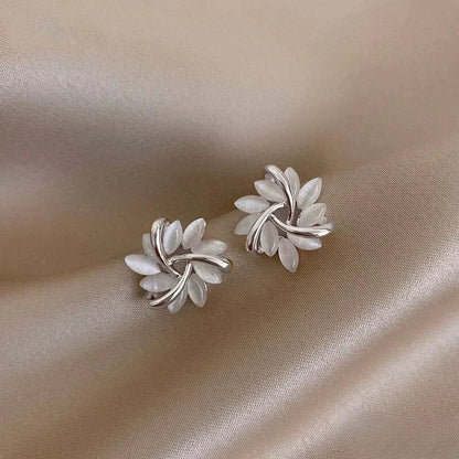 Orecchini d'oro eleganti con squisite motivi floreali in opale