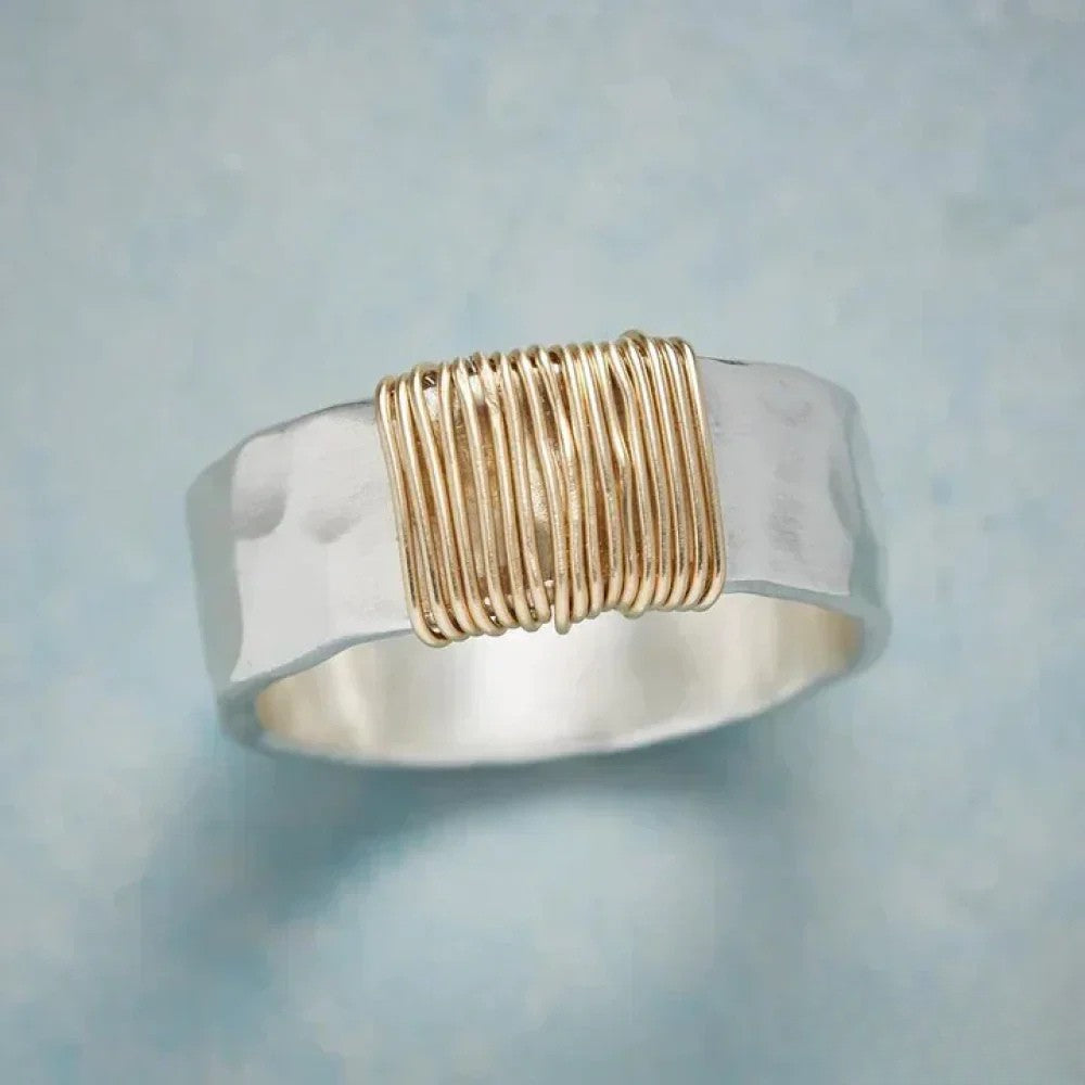 Anello Vintage in Argento con Fili Dorati