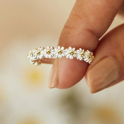 Anello regolabile in argento con margherita dipinta a mano in smalto